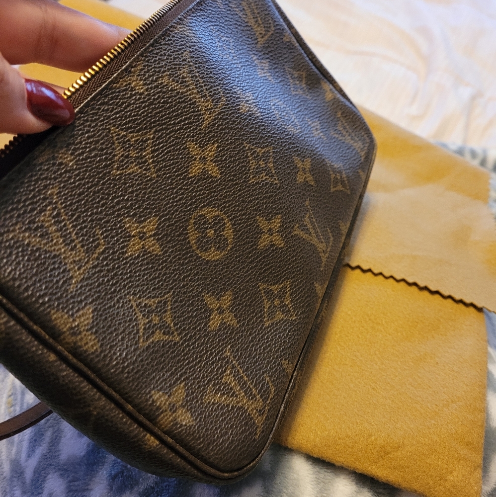 Louis Vuitton pouchett Authentic